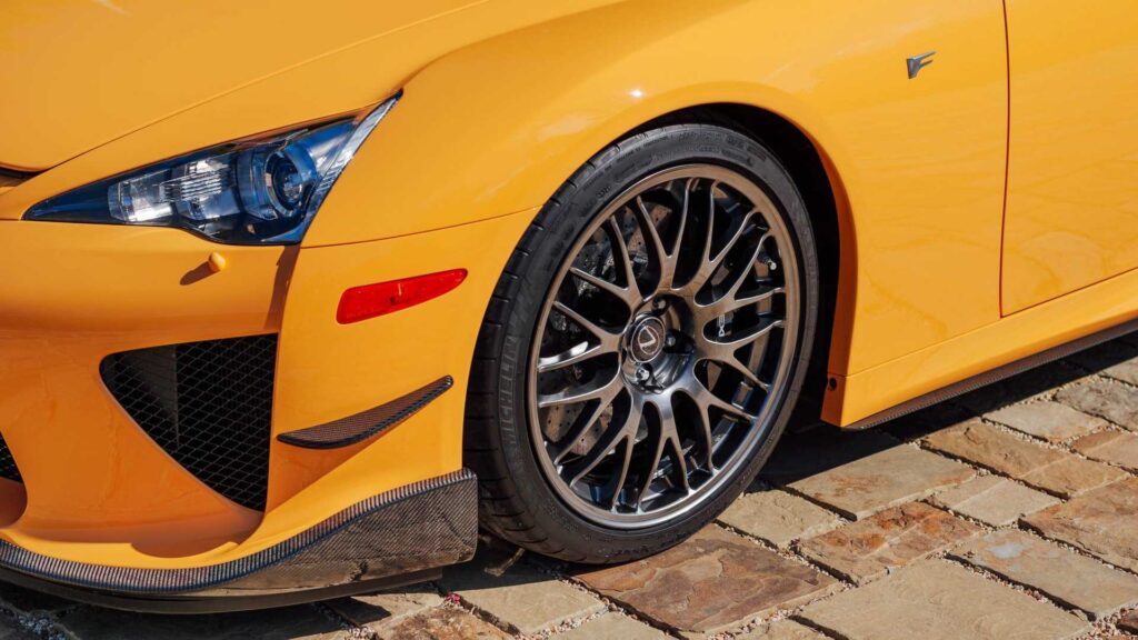 Lexus LFA Nurburgring jantes et lames avant carbon