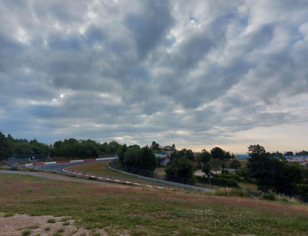 observer les courses au Nürburgring t13 sabine schmitz curve